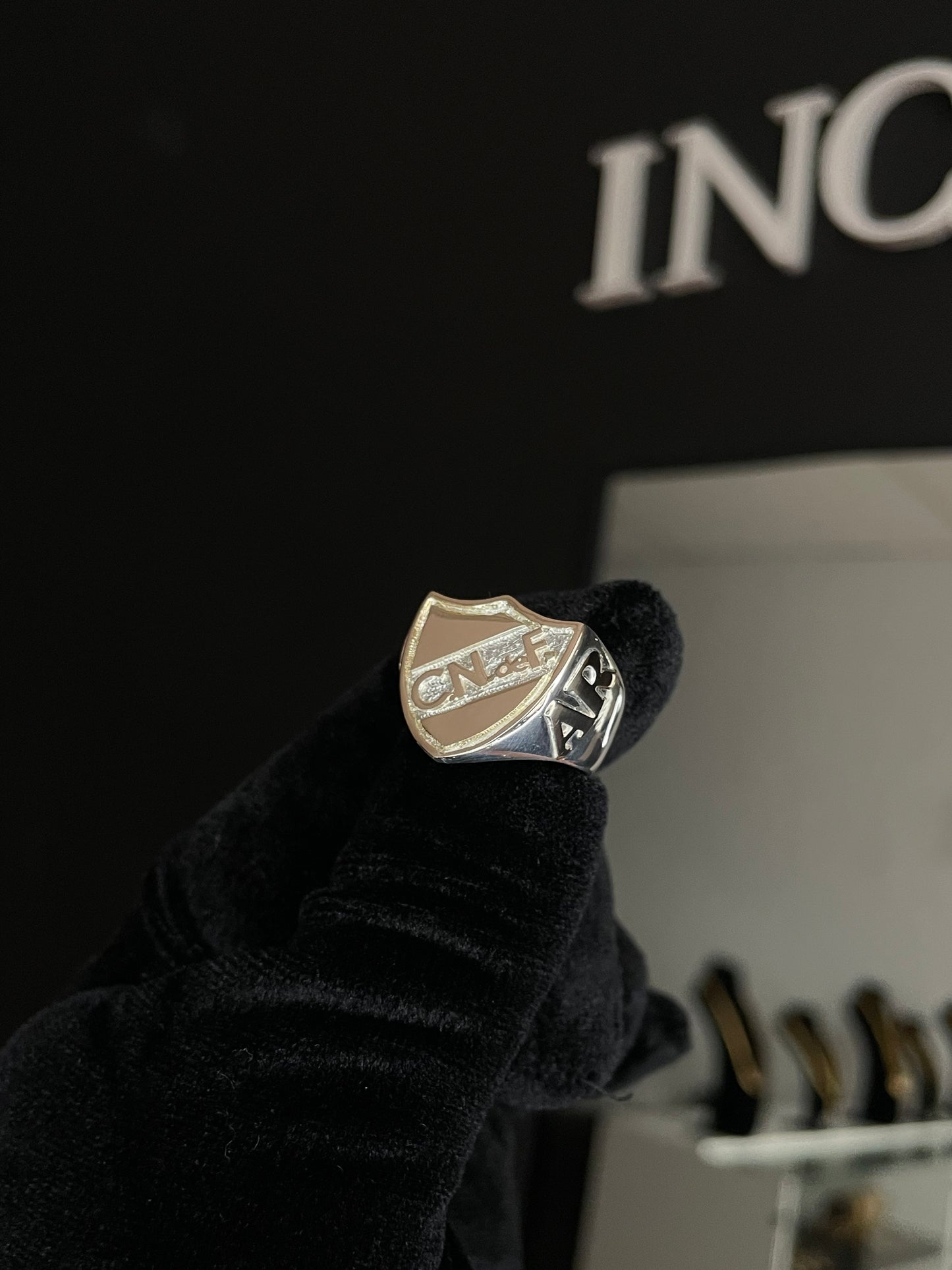Anillo Escudo Plata y Oro macizo con apliques en Oro