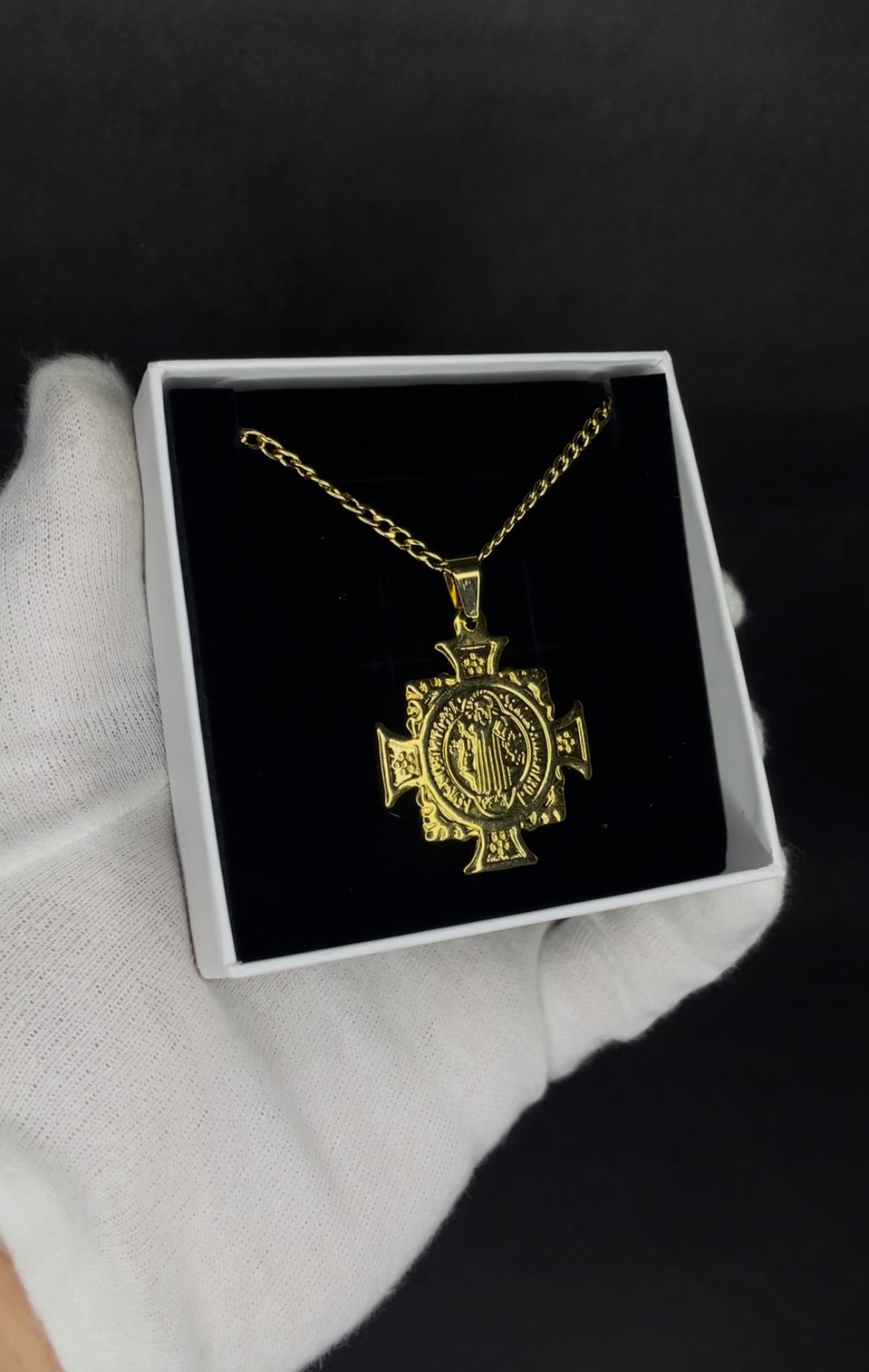 Cadena con medalla San Benito Gold