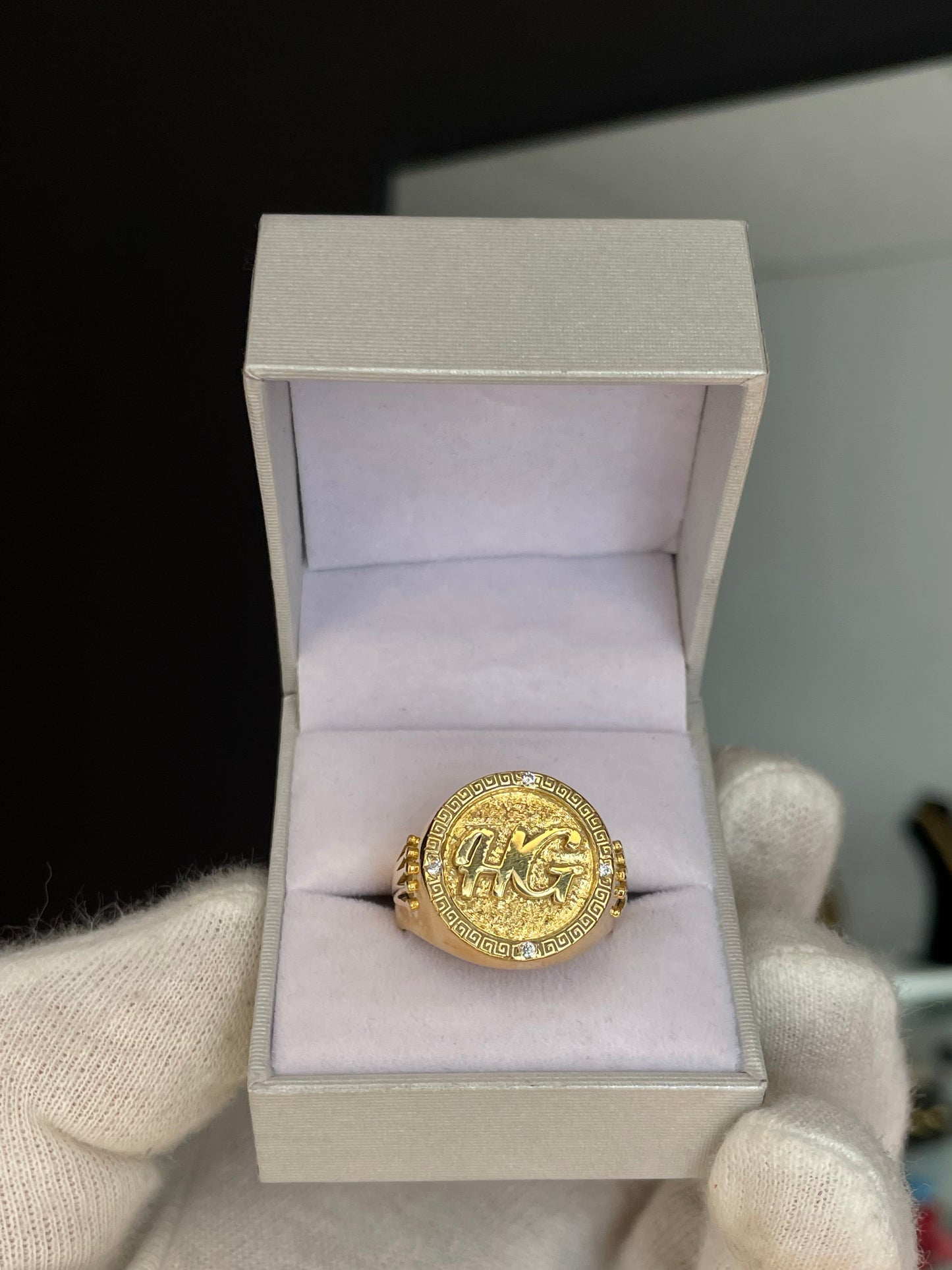 Anillo Sello Personalizado Guarda Griega y piedras Plata 925 enchapada en Oro 18K