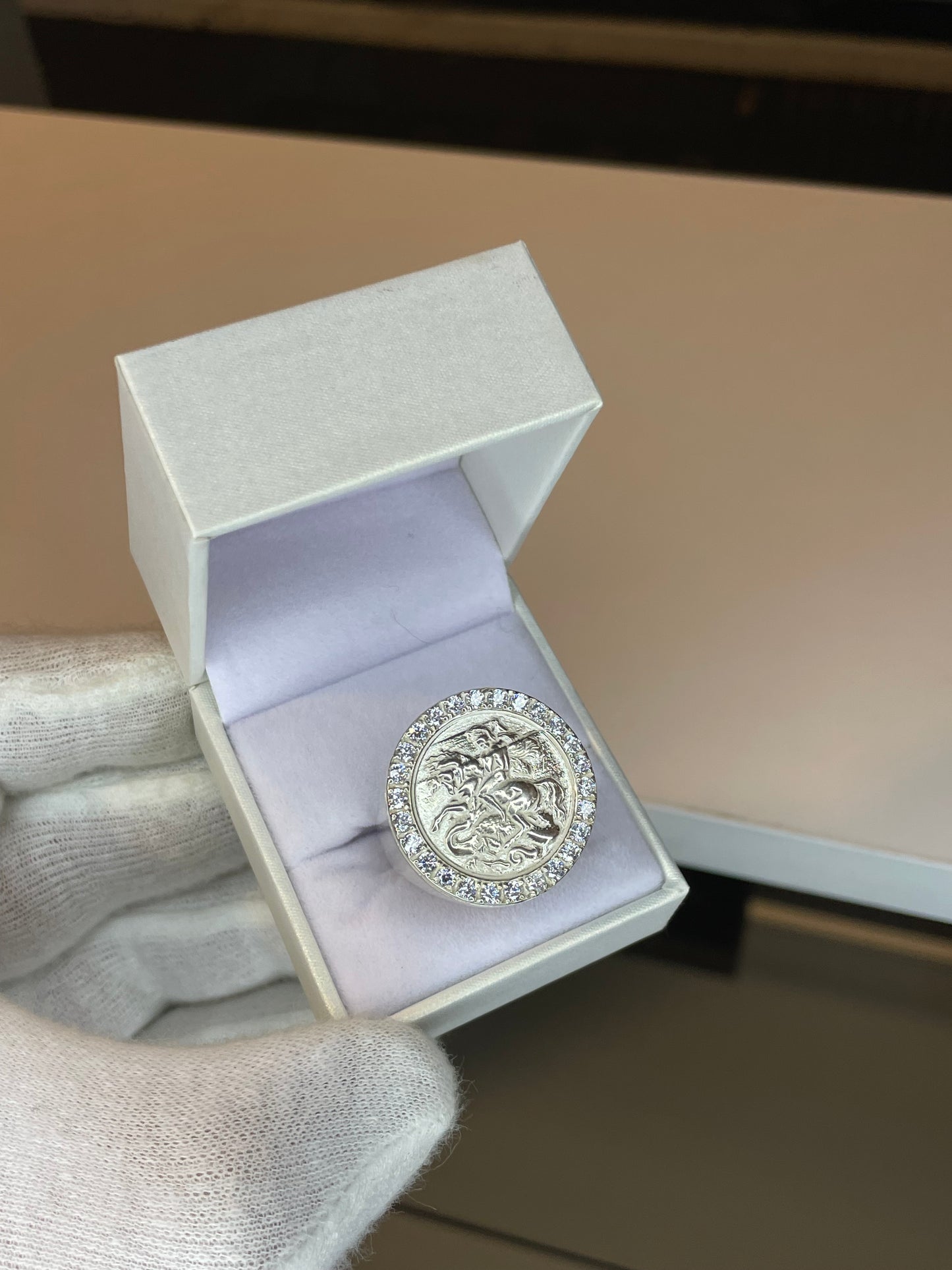 Anillo San Jorge en Plata 925 con incrustaciones