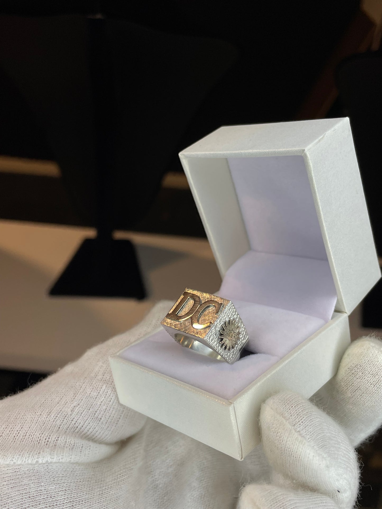 Anillo Sello Hombre Plata con letras y apliques en Oro