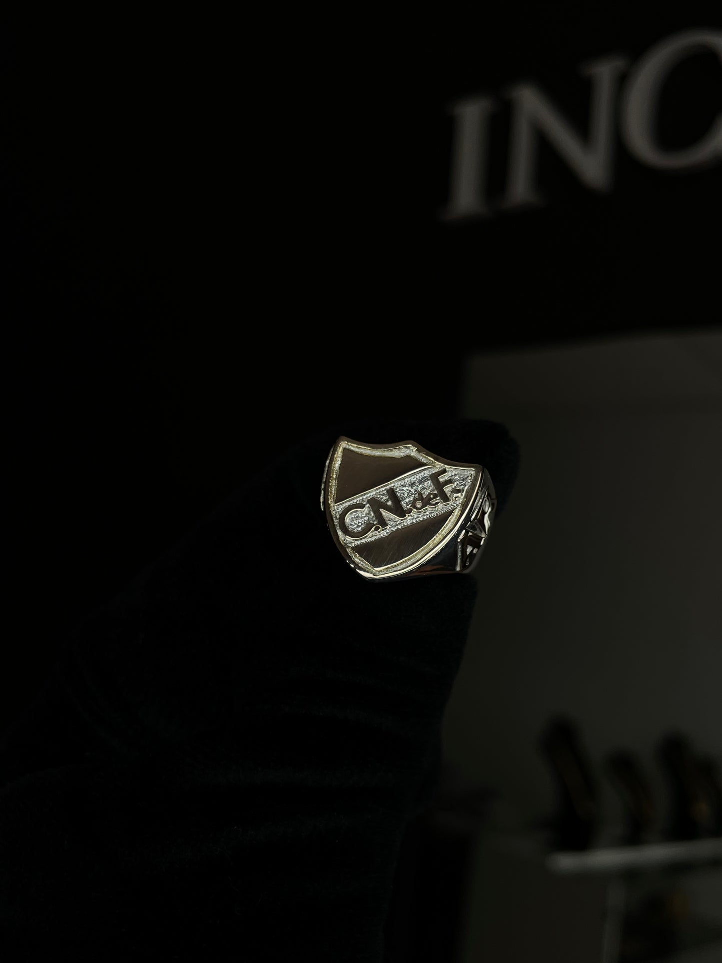 Anillo Escudo Plata y Oro macizo con apliques en Oro
