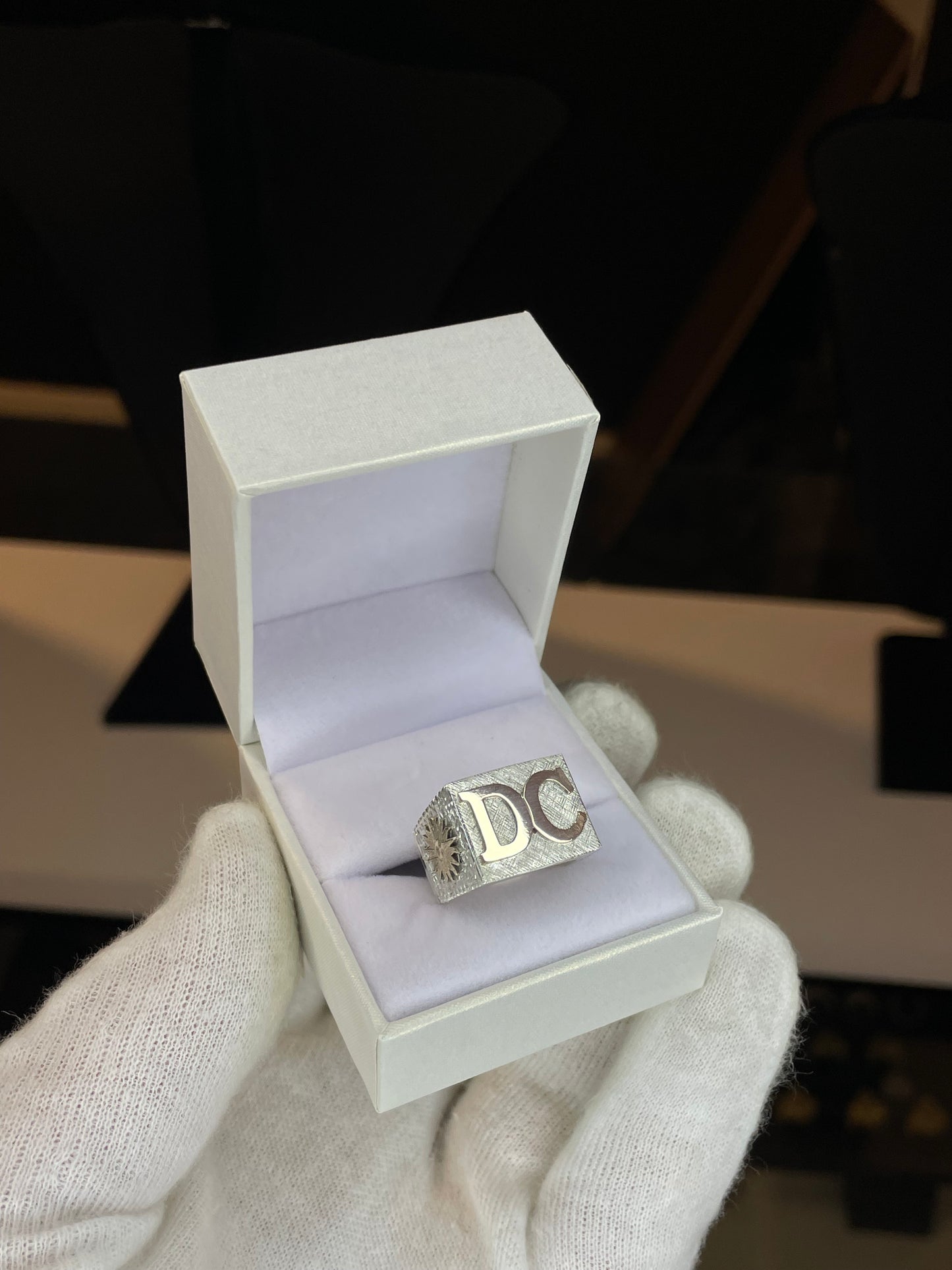 Anillo Sello Hombre Plata con letras y apliques en Oro