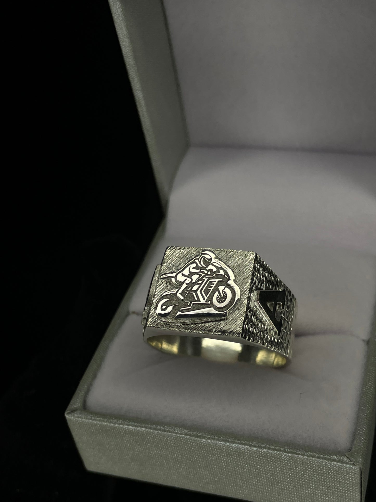 Anillo Sello Plata 925 mesa Personalizada y Apliques laterales