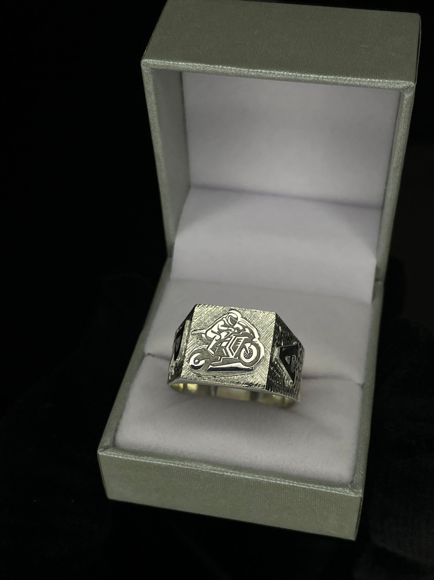 Anillo Sello Plata 925 mesa Personalizada y Apliques laterales