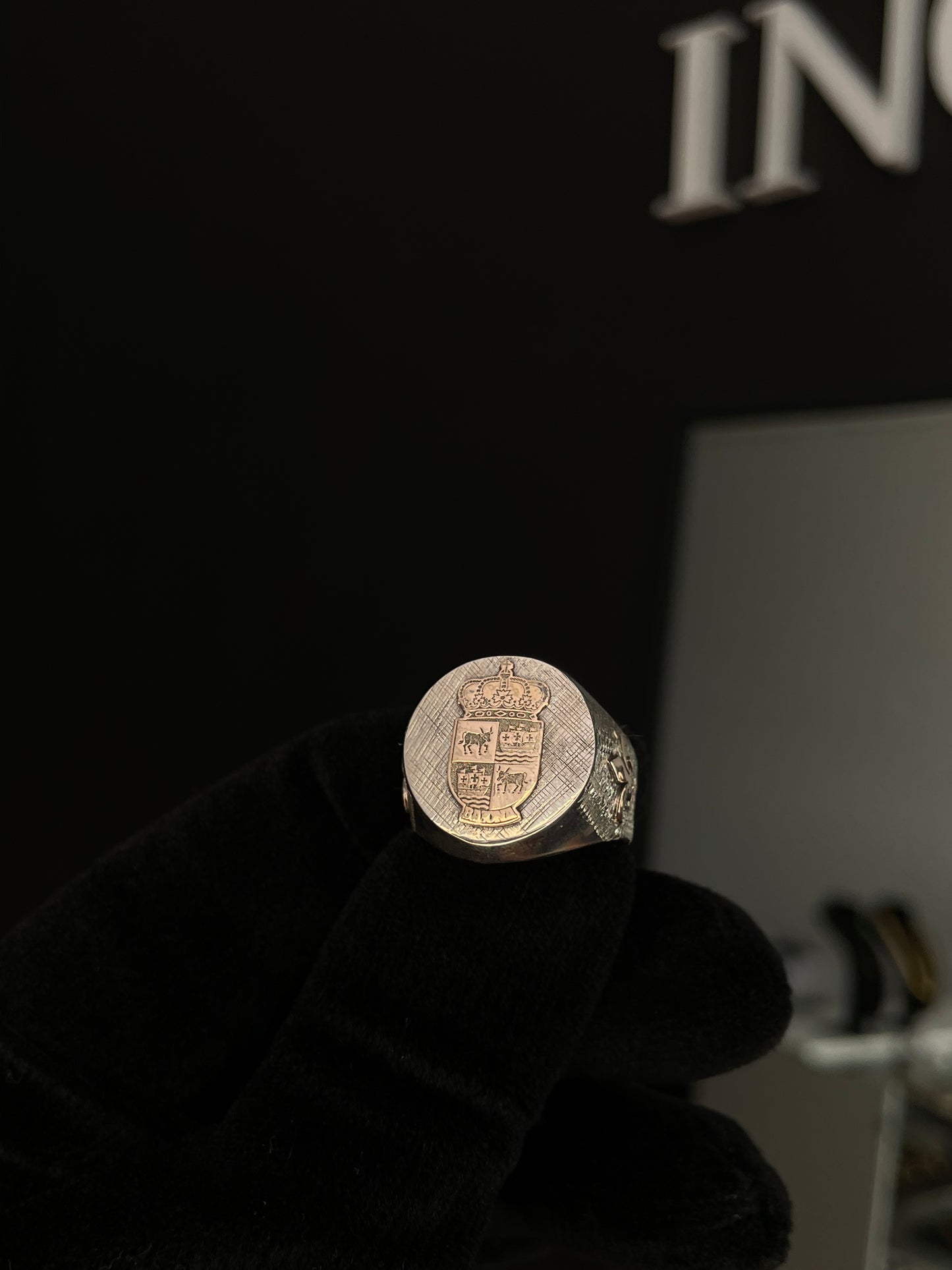 Anillo Sello Escudo Familiar en Oro y Apliques en Oro