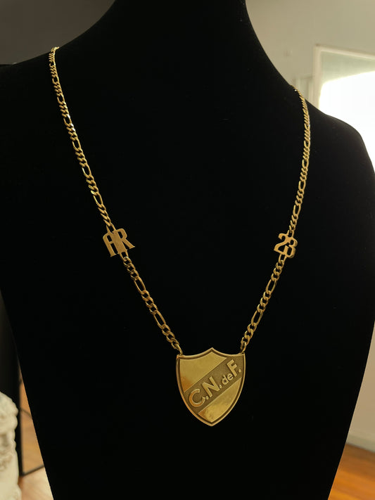 Cadena en Plata 925 enchapada en Oro 18K Apliques y Escudo
