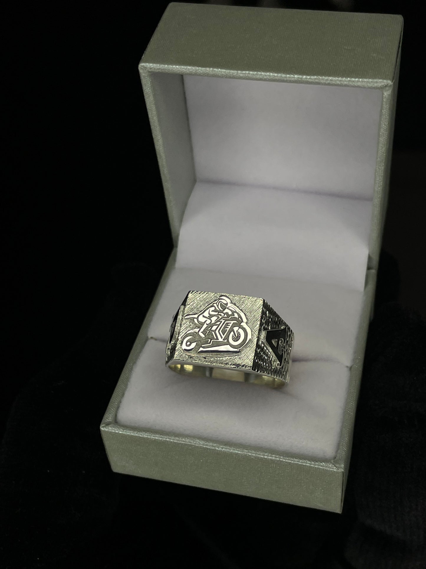 Anillo Sello Plata 925 mesa Personalizada y Apliques laterales