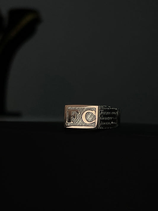 Anillo Sello Dama en Plata 925 con Iniciales y Marco en Oro