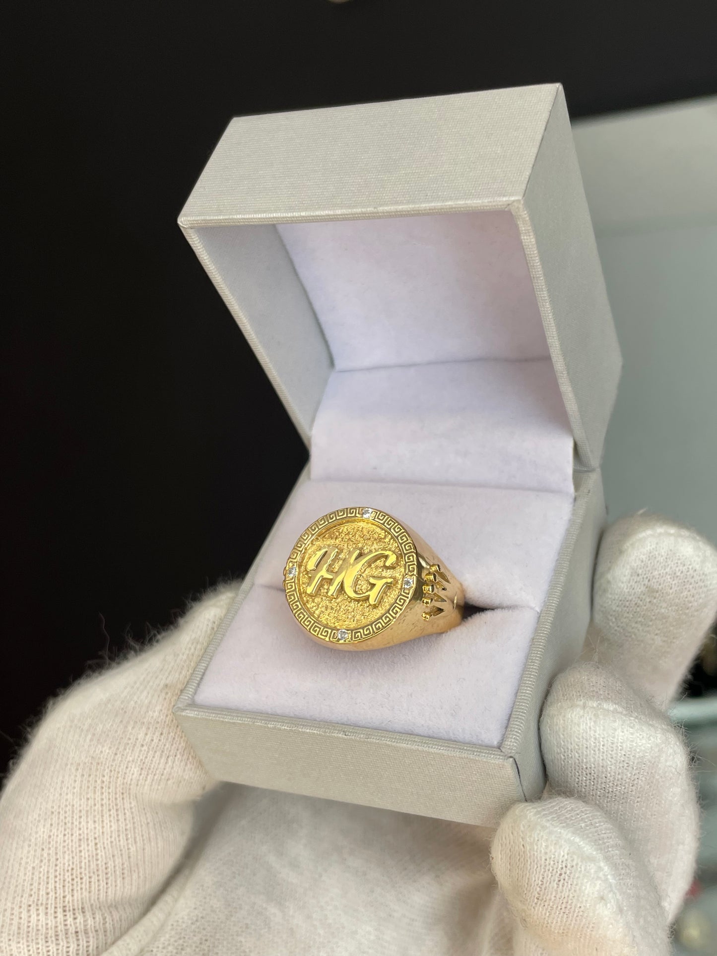 Anillo Sello Personalizado Guarda Griega y piedras Plata 925 enchapada en Oro 18K