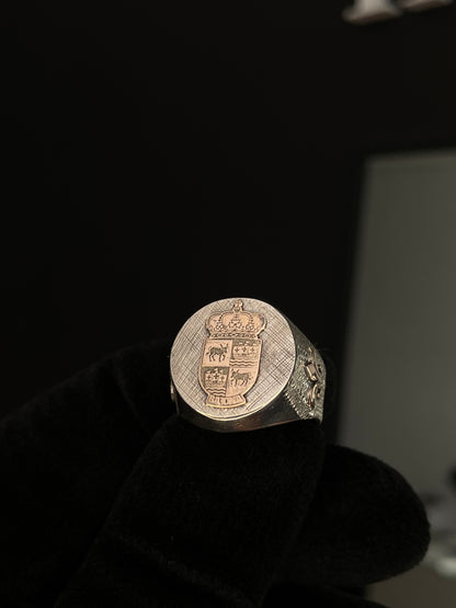 Anillo Sello Escudo Familiar en Oro y Apliques en Oro