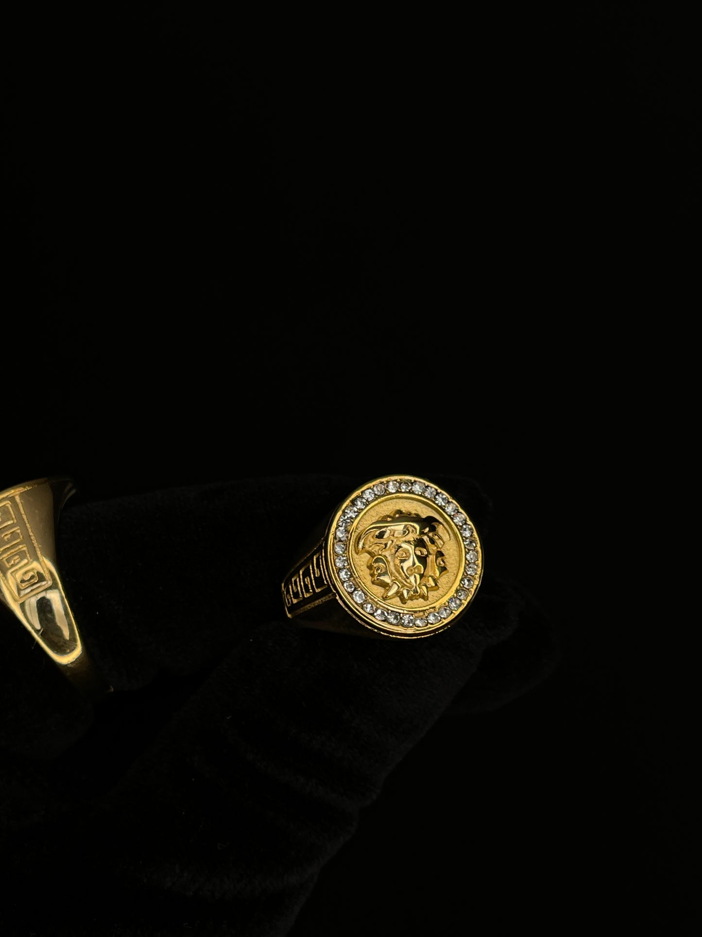 Anillo Versace Gold