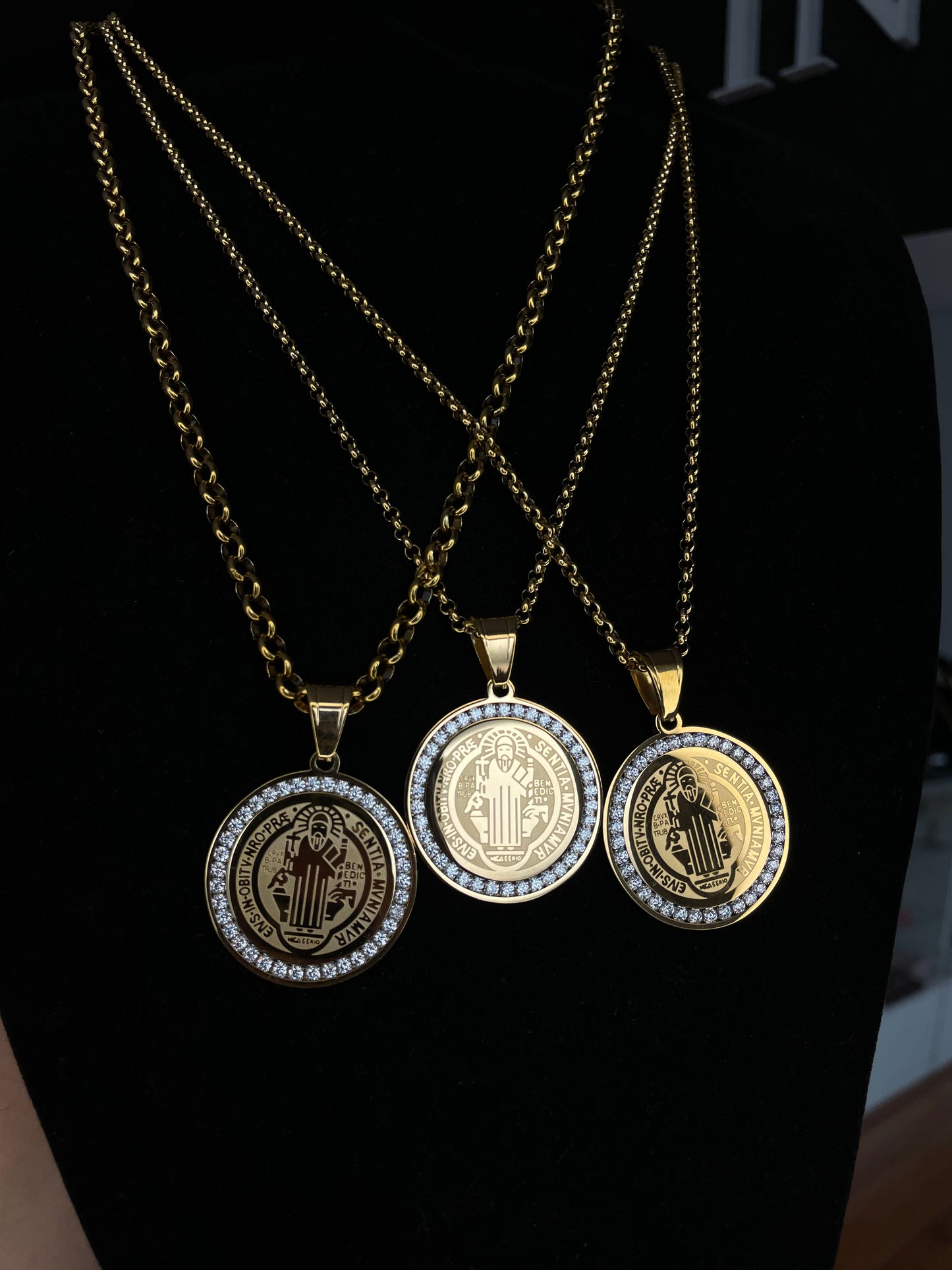 Cadena San Benito Gold con Marco Full Ice