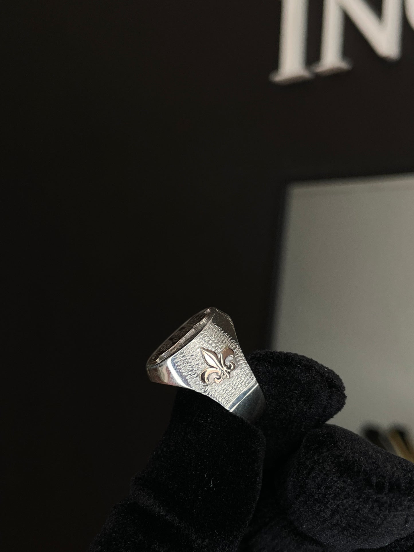 Anillo Sello Escudo Familiar en Oro y Apliques en Oro