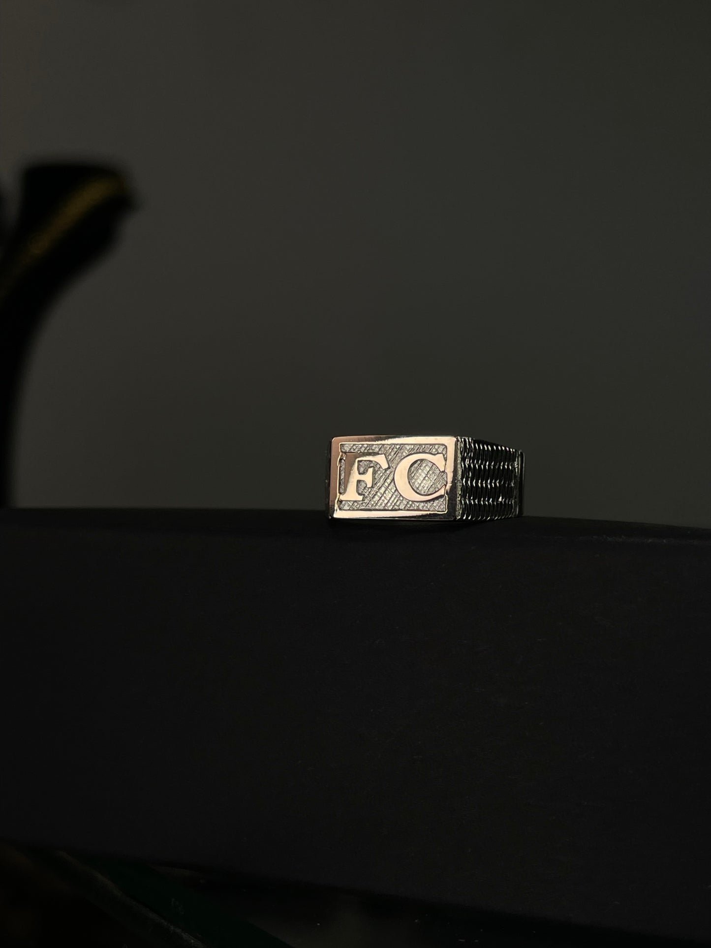 Anillo Sello Dama en Plata 925 con Iniciales y Marco en Oro