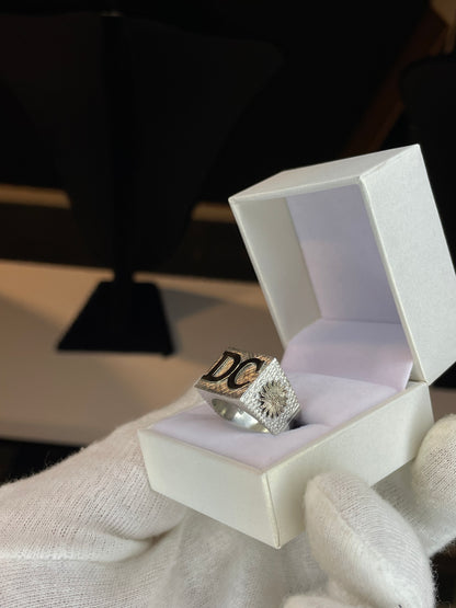 Anillo Sello Hombre Plata con letras y apliques en Oro