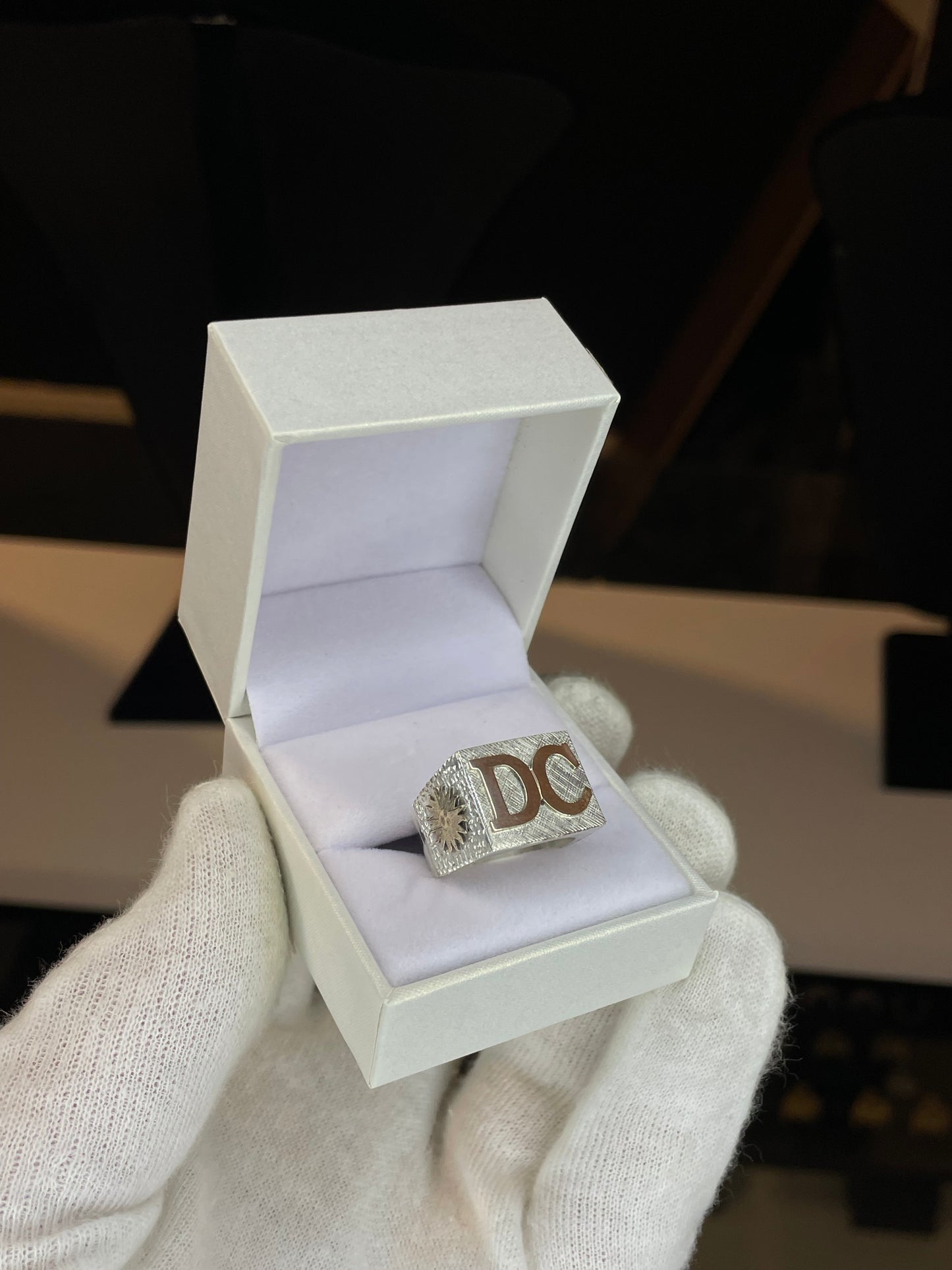 Anillo Sello Hombre Plata con letras y apliques en Oro