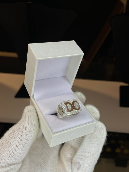 Anillo Sello Hombre Plata con letras y apliques en Oro